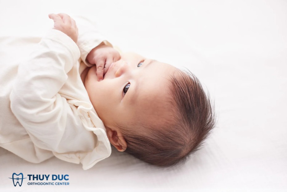 Tránh cho bé gặm tay hoặc vật lạ 1