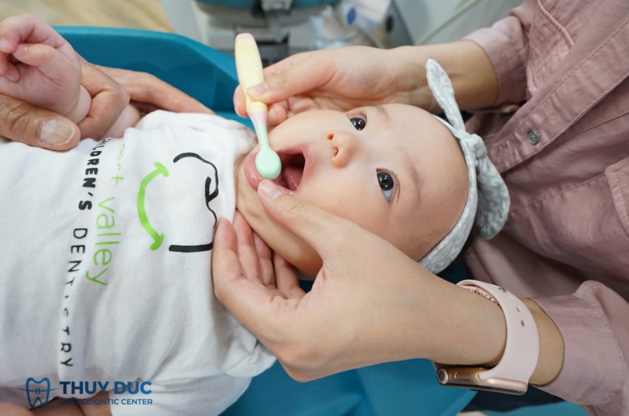 1. Trẻ nên đi khám răng lần đầu khi nào? 1 1. Trẻ nên đi khám răng lần đầu khi nào? 1